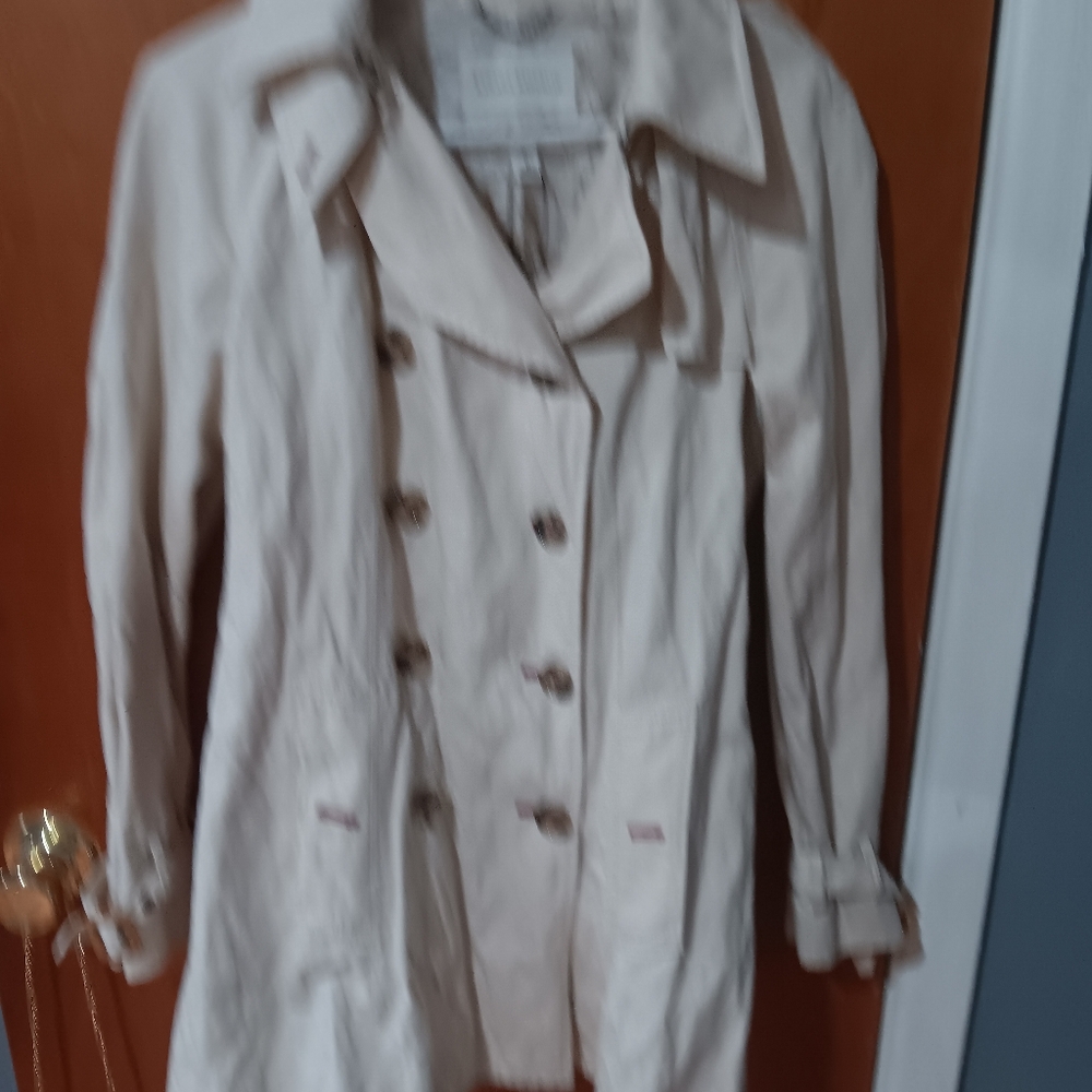 Banana Republic Quarter length trench coat without the belt!!❤️ Cream color.
